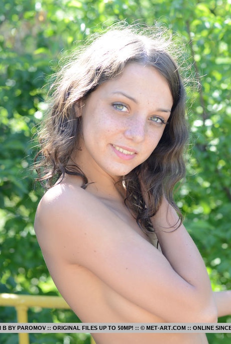 Русская молоденькая Нэнси Би моделирует совершенно голую в парке 9
