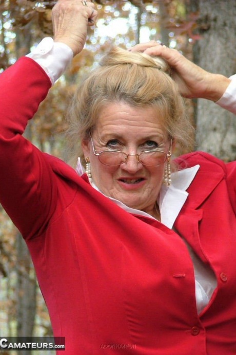 Возбужденная бабуля Адонна снимает трусики и забавляется с собой в лесу 3