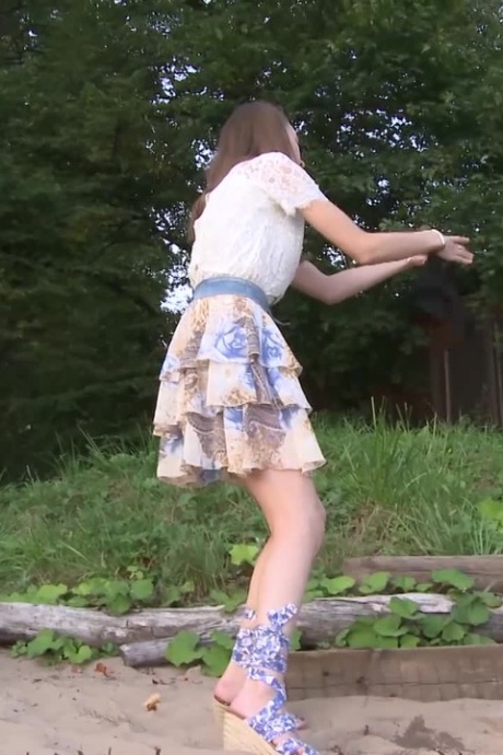 Брюнетка Оксана садится на корточки на бордюре, чтобы пописать 15