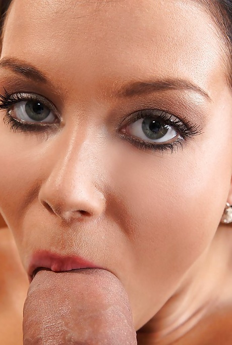 Грудастая брюнетка Виктория Блейз лижет большой член язычком, делая минет 10