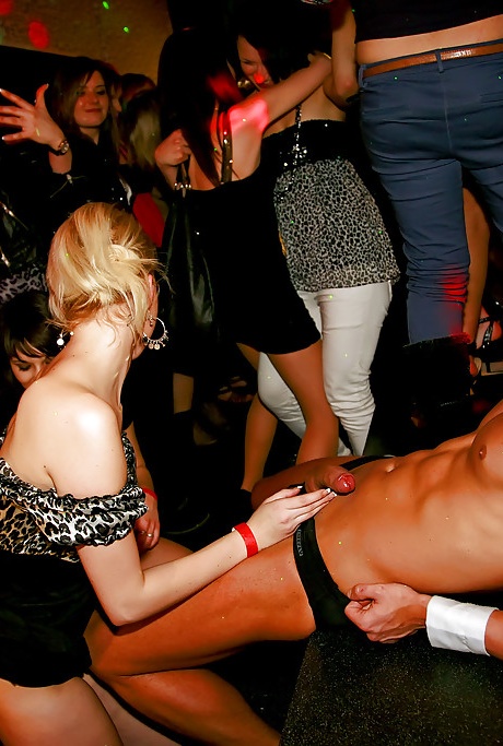 Похотливые девушки-любительницы сходят с ума на вечеринке с горячими мужчинами 13