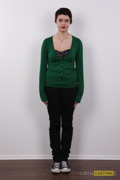 Пухленькая девушка с короткими волосами и красными губами впервые раздевается догола 2