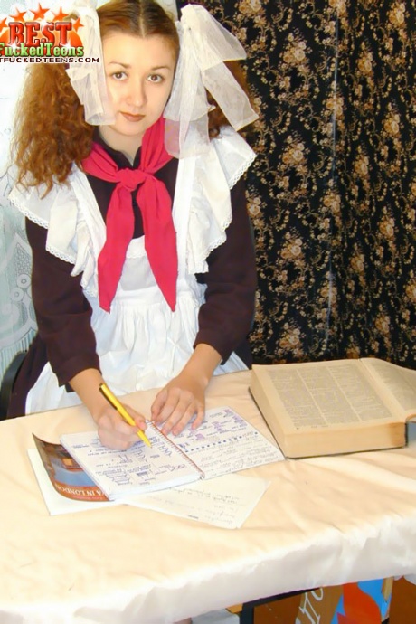 Молодая русская девушка с рыжими волосами обменивается оральными ласками перед тем, как ее трахают 4