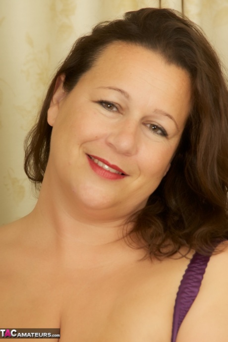 Пожилая толстушки освобождает огромные сиськи от нижнего белья, прежде чем поиграть киской в прозрачных нейлоновых чулках 2