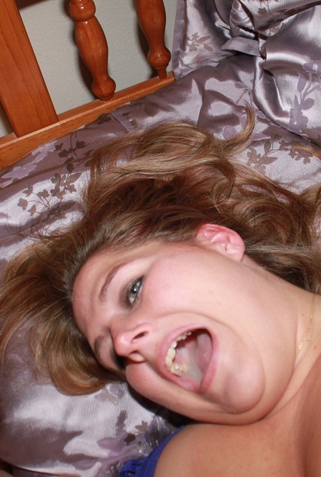 Толстая мамаша снимает очки в середине рабочего дня, когда трахается с ММФ 17