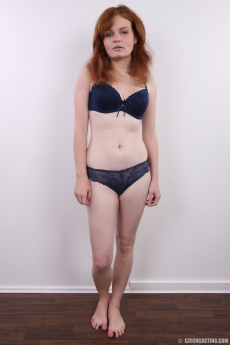 Разорившаяся рыжая прибегает к тому, чтобы раздеться, чтобы заплатить за квартиру 6