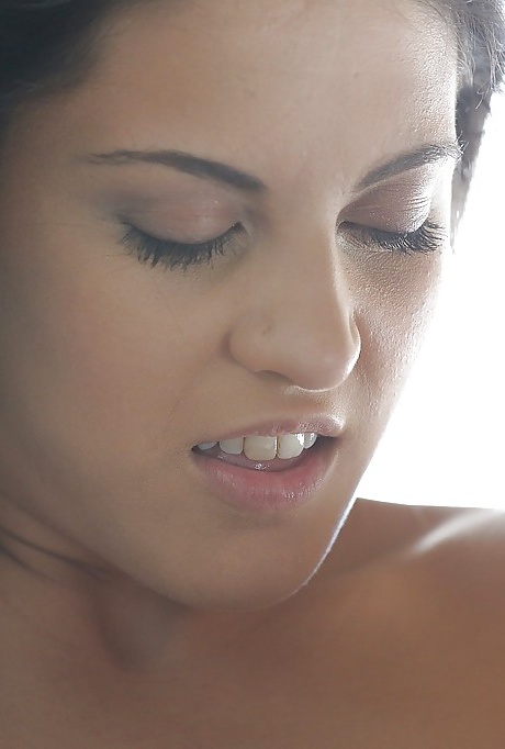 Красивой латиноамериканской порнозвезде Каролине Абриль вылизывают ее лысую пизду 4