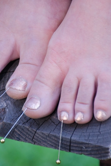 Рабыню Лондон Ривер удерживают различными способами во дворе 6