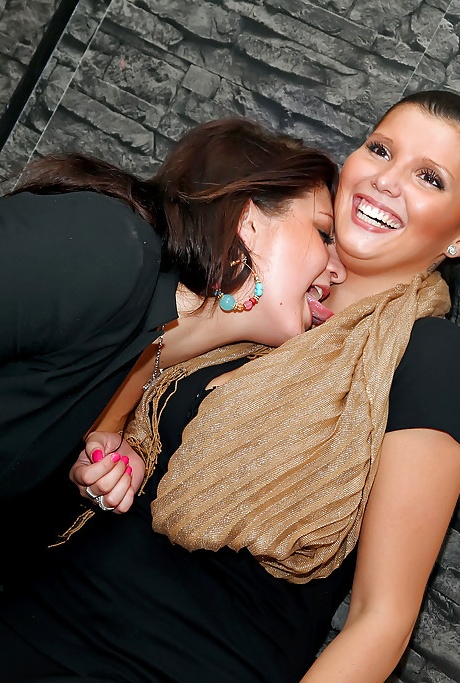 Соблазнительные красотки-любительницы занимаются диким групповым сексом на хардкорной вечеринке 15