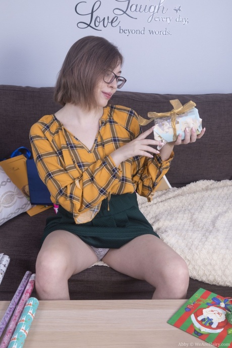 Молоденькая любительница Эбби показывает свои волосатые ягодицы и кустик в очках 2