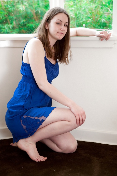 Грудастая девушка-подросток по соседству Патрисия Би выпускает на волю свои молодые молочные сиськи 2