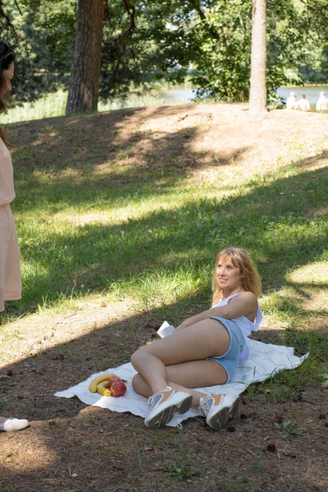 Лесбиянка постарше подцепляет девочку-подростка в парке и отвозит ее домой для лесбийского секса 3