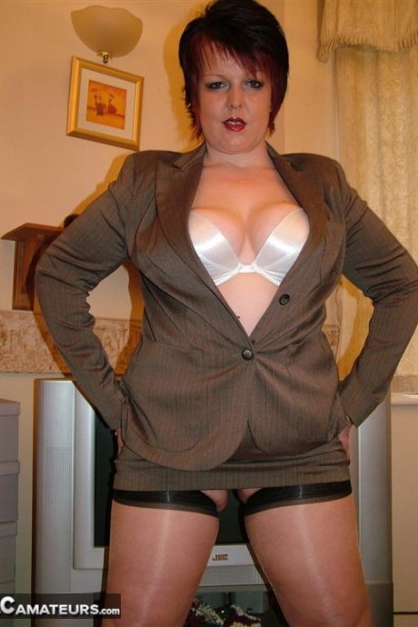 Полная британка Дабл Ди задирает юбку в нейлоновых чулках с задним швом 5