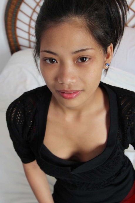 Худенькая филиппинка показывает свою лысую киску перед тем, как подрочить секс-туристу 2