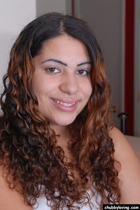 Толстая цыпочка Мерседес обнажает свою большую толстую задницу и широко растягивает киску 1