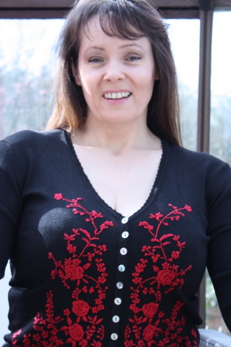 Горячая зрелая жена сбрасывает длинную юбку, чтобы позировать в сапогах со свисающими отвисшими сиськами 6