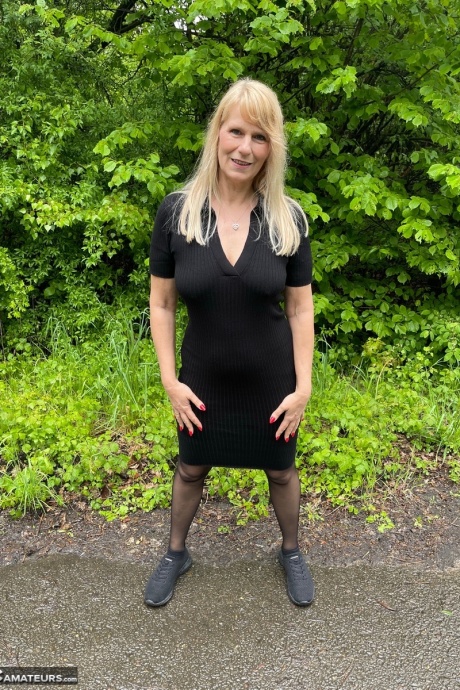 Блондинка средних лет Сладкая Сьюзи пальчиком раздвигает свою киску во время активного отдыха 6