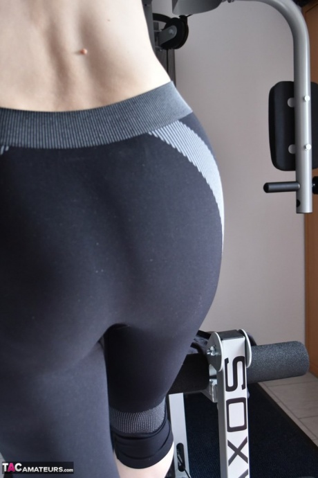 Подтянутая пожилая леди демонстрирует свои отвисшие сиськи во время тренировки в тренажерном зале 14