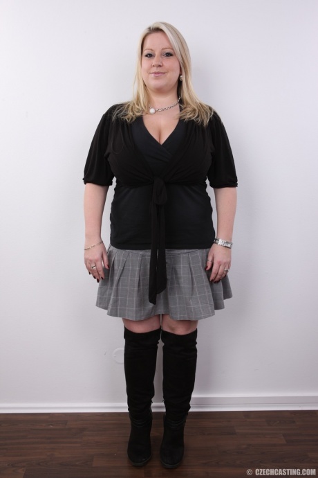 Толстая блондинка Яна демонстрирует большую грудь во время своего дебюта в качестве модели обнаженной натуры 2