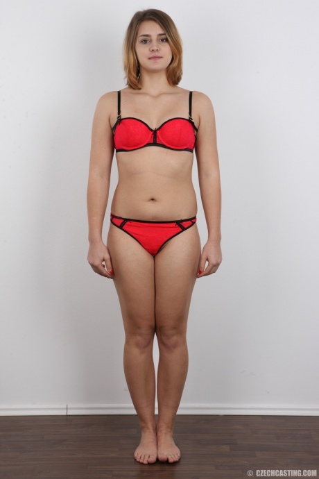 Девушка-любитель Петра крепко держит свое лицо, когда раздевается, чтобы предстать обнаженной 7