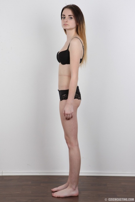 Маленькая сиськастая подражательница порнозвезды Доминика позирует обнаженной для своего интервью на кастинге 8