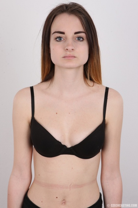 Маленькая сиськастая подражательница порнозвезды Доминика позирует обнаженной для своего интервью на кастинге 6