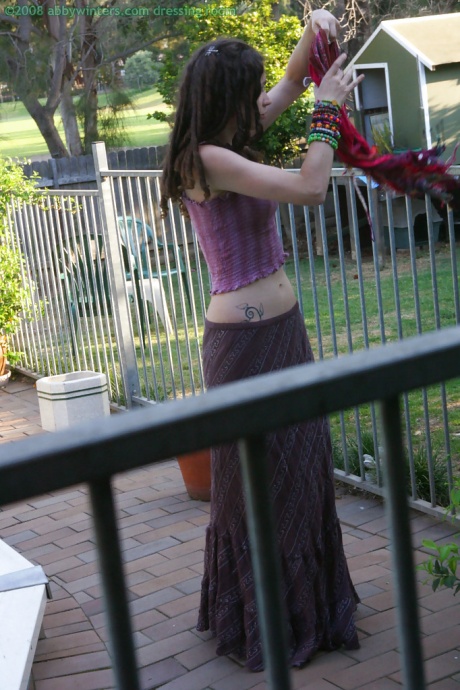 Возбужденная брюнетка любительница Элис одевается после мастурбации 15