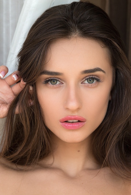 Соло-девушка Глория Сол демонстрирует свое приятное личико, позируя обнаженной для Playboy 16