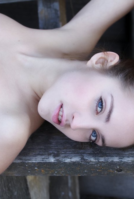 Русская молоденькая Зара демонстрирует свое зрелое тело в обнаженном виде в охотничьем домике 6