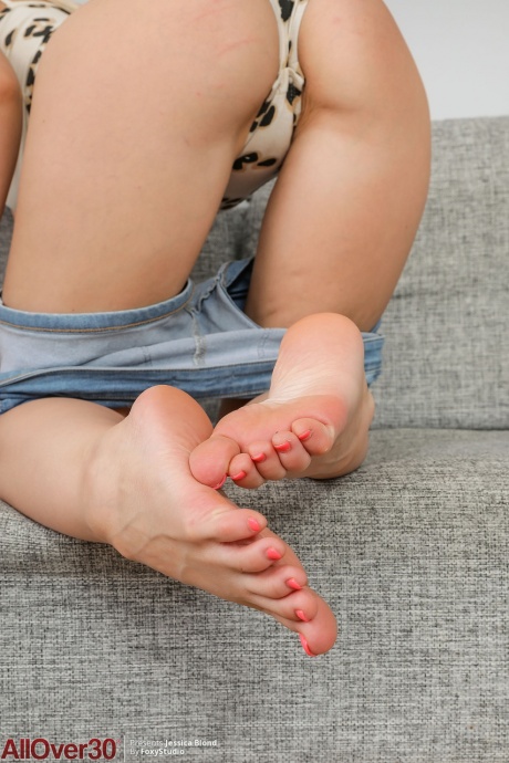 30-летняя грязная блондинка Джессика Блонд дрочит свою киску дилдо после того, как разделась догола 9