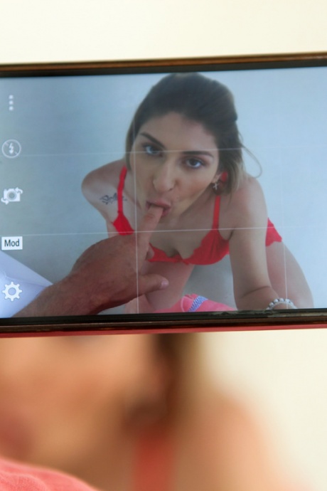 Сексуальная девушка Вивиана позирует для своего друга-мужчины, прежде чем они трахаются на кровати 3