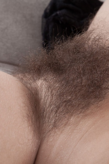 Сексуальная Доминик обнажает волосатую киску, которую она прятала под своими трусиками 11