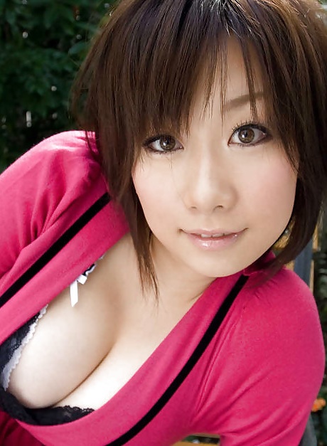 Студентка-азиатка Ханано Ноно медленно обнажает свои потрясающие большие груди 7