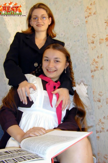 Молодо выглядящая студентка и ее учительница занимаются лесбийским сексом 6