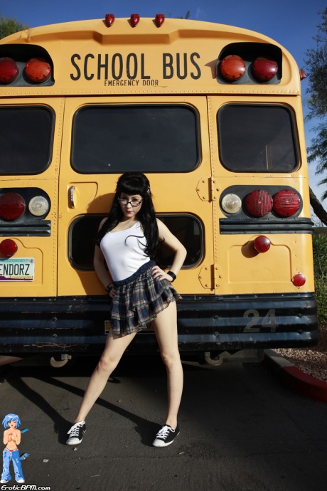 Очаровательная девушка-гот Милая принимает великолепные позы обнаженной в школьном автобусе 2