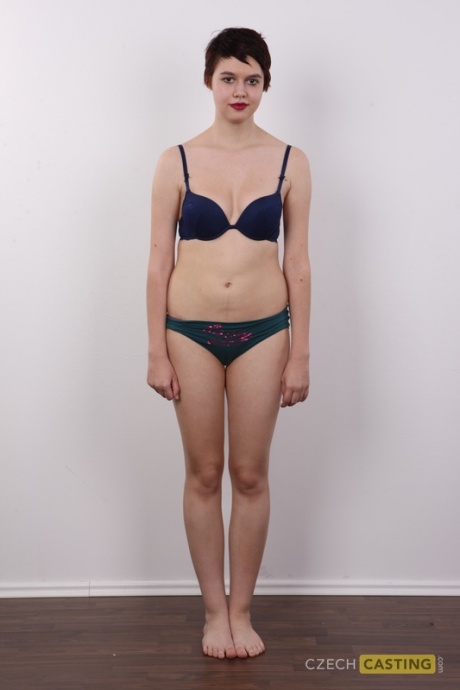 Пухленькая девушка с короткими волосами и красными губами впервые раздевается догола 7