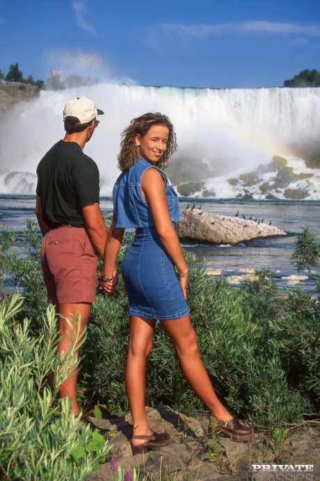 Возбужденная цыпочка Пэм Ли получает двойной трах в кустах возле Ниагарского водопада 1