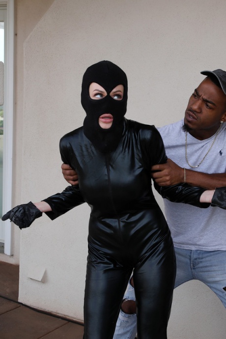 Женщину-грабительницу ловят на месте преступления, прежде чем чернокожие мужчины устраивают групповуху 3