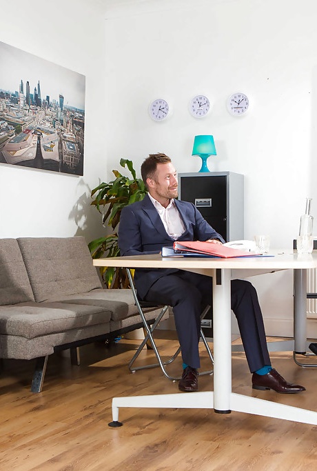 Секретарша с большой грудью Меа Мелоун соблазняет своего босса на работе в колготках 1