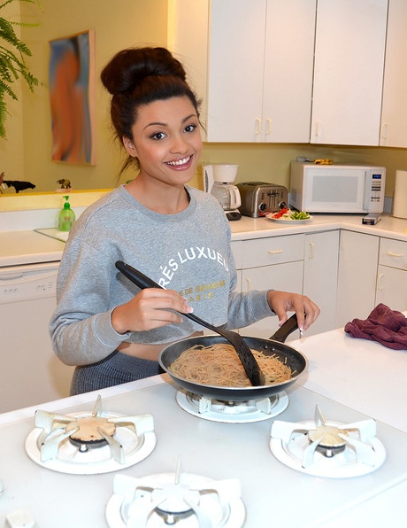 Цыпочка смешанной расы снимает большую попу со штанов из спандекса и стрингов на кухне 2