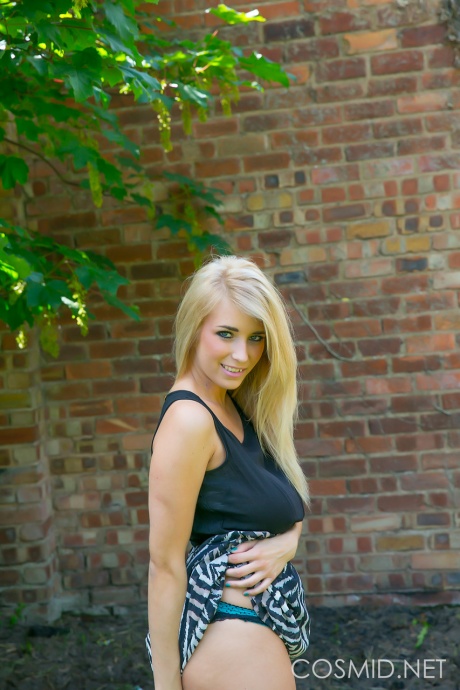 Грудастая блондинка Джоди снимает свою одежду на открытом воздухе, чтобы позагорать на своих отвисших сиськах 5