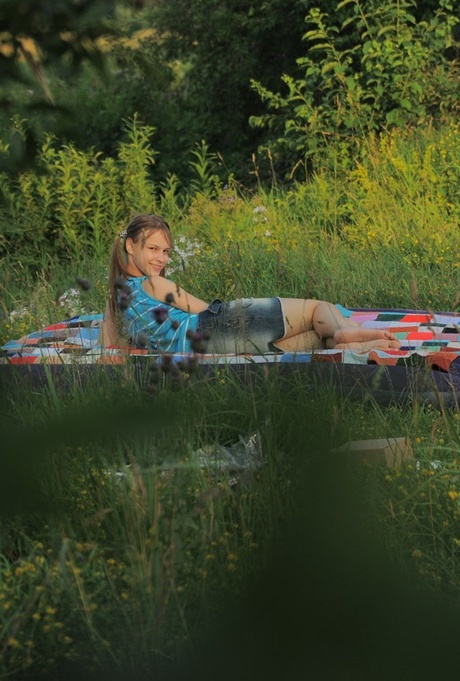 Молодо выглядящая девушка Оксана теряет свою девственность с двумя парнями в поле 1