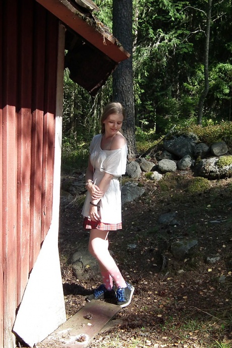 Одинокая девушка показывает свои сиськи и пизду, врываясь в заброшенную хижину 1