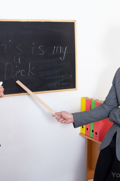 Студентка-брюнетка Арвен Голд трахается из жопы в рот со своим учителем за столом 4