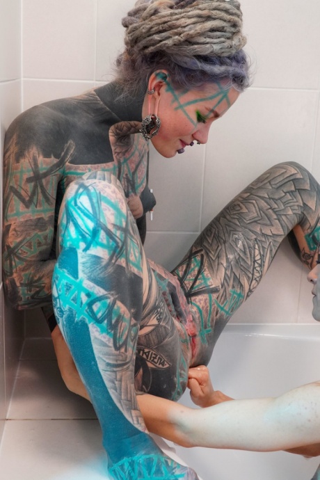 Альтернативные девушки Анускацц и Стейси Блум сжимают киски кулаками во время лесбийского секса в ванне 12