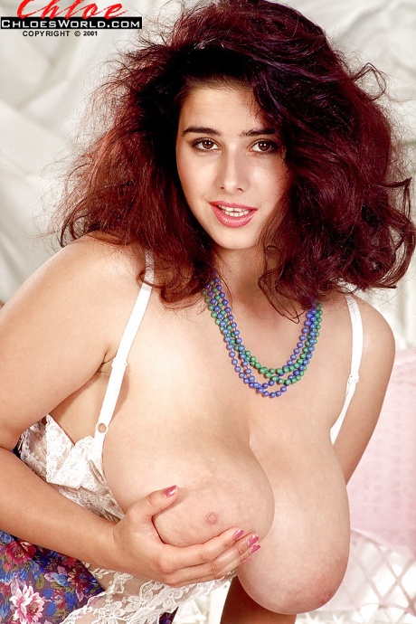 Рыжеволосая французская соло-девушка Хлоя Вевриер щеголяет огромными сиськами в чулках 2