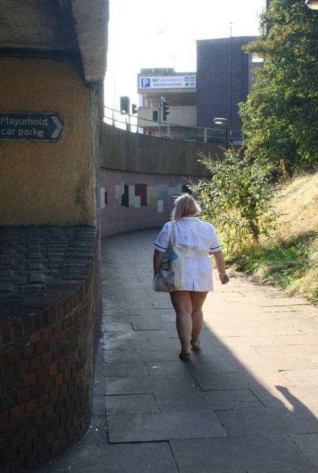 Толстая пожилая медсестра Лекси Каммингс обнажает себя, прогуливаясь по тротуару 1