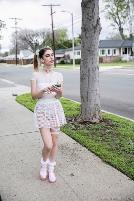 Невинную девушку-подростка Кристен Скотт знакомит с грубым сексом ее новый парень 4