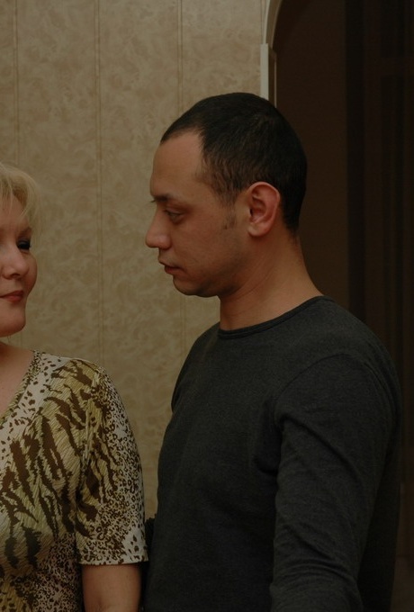 Зрелая блондинка толстушки теряет свою девственность с парой парней одновременно 1