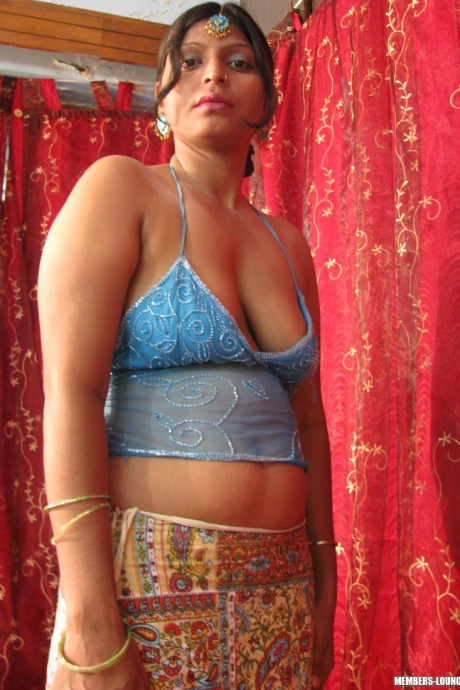 Пухленькая индианка обнажает свои натуральные сиськи и бритую киску на кровати 7